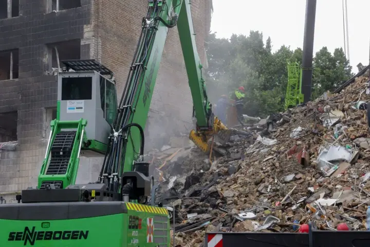 Роботи ведуться з "хвилинами тиші": у зруйнованому під'їзді столичного будинку вже врятували двох людей