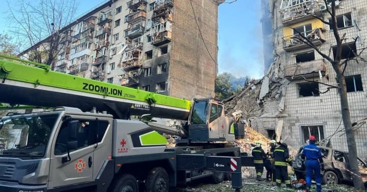 У Солом'янському районі Києва в одному з будинків, який постраждав від обстрілу 17 червня, сталося руйнування внутрішніх конструкцій - КМДА