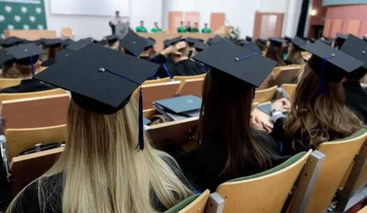 Due to the war and search for prospects: graduating girls are massively leaving Ukraine for education abroad