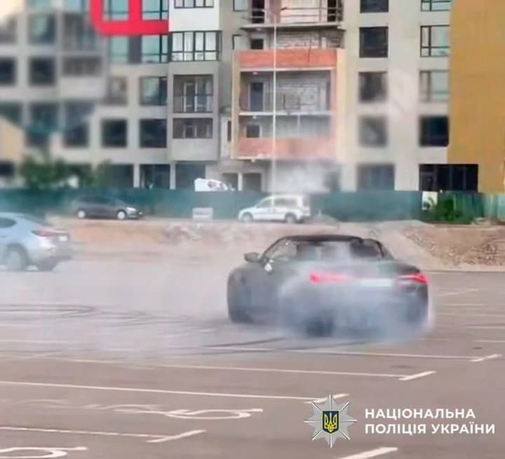За столичного дрифтера з відео з парковки біля ТРЦ взялася поліція: авто забрали