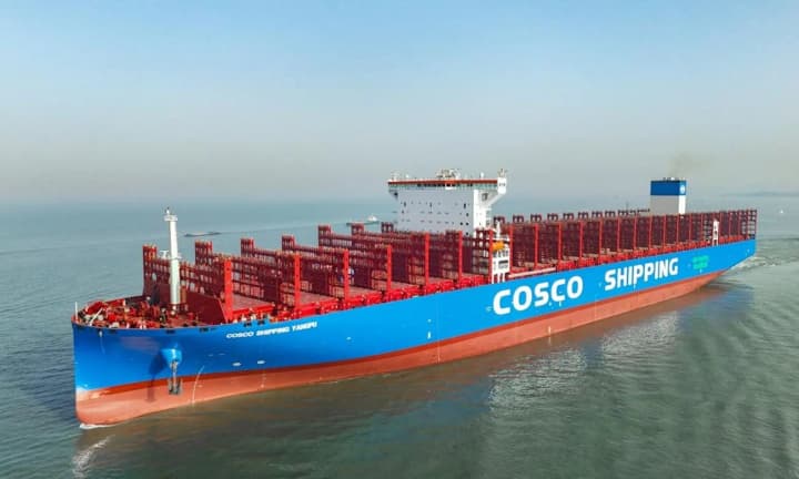 Китай ввів в експлуатацію перше велике контейнерне судно на метанолі