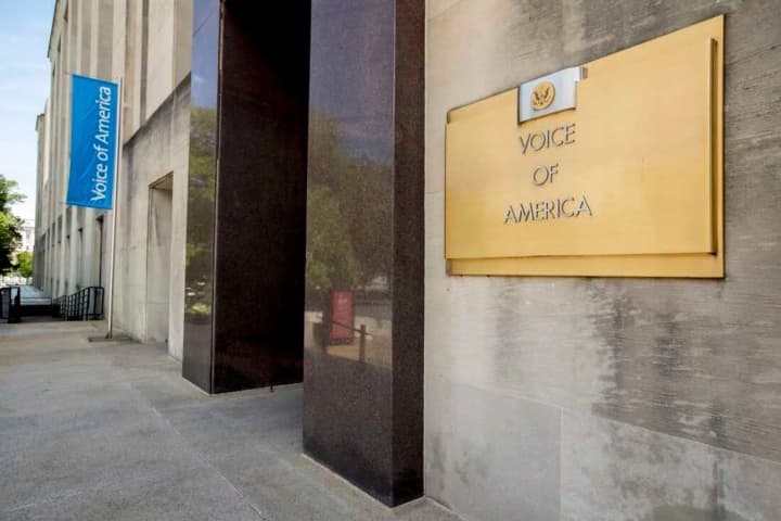 Администрация Трампа разослала уведомления об увольнении более чем 600 сотрудникам "Голоса Америки"
