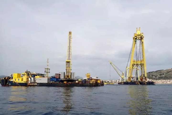 Затонулу суперяхту британського магната підняли на поверхню через 10 місяців