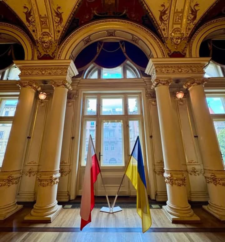 Театр у Кракові через погрози переніс український прапор з фасаду будівлі всередину приміщення