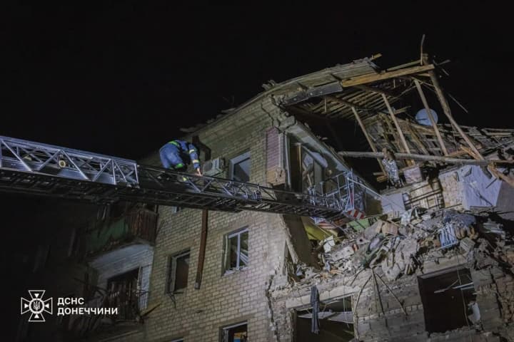 Нічний авіаудар по Донеччині: у Краматорську зруйновано будинок, під завалами можуть бути люди
