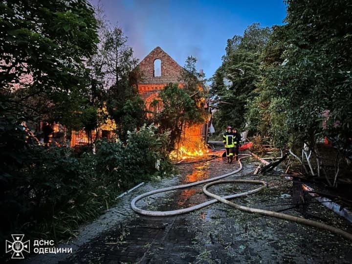 В ночной атаке на Одесскую область пострадали объекты инфраструктуры: горели медстанция, гараж и жилой дом