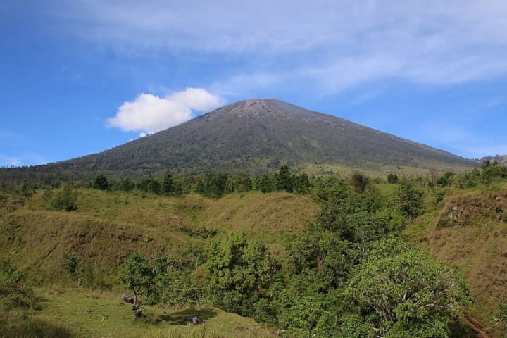 In Indonesia, search efforts are underway for a Brazilian tourist who fell into a volcano crater