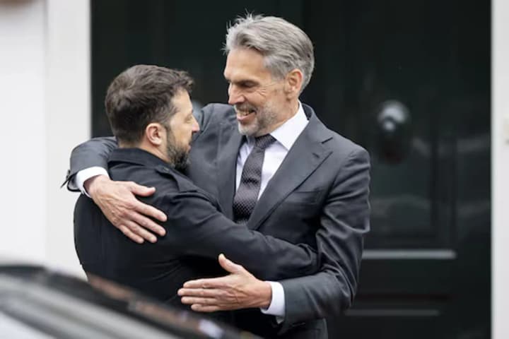 Зеленский прибыл в Гаагу: уже встретился с главой правительства Нидерландов