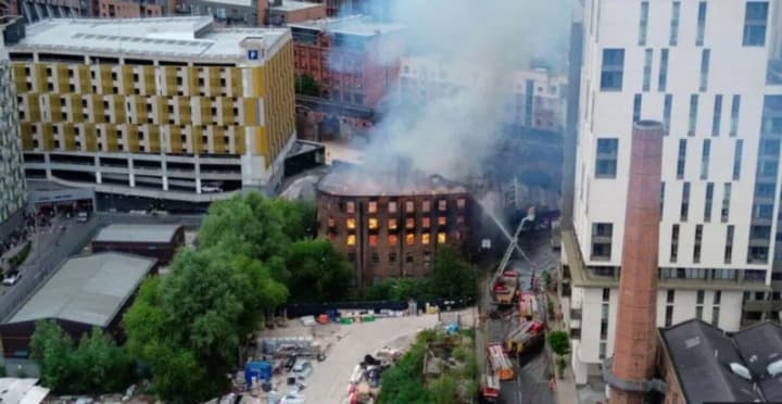 На півночі Британіі сталася величезна пожежа в історичній будівлі видавництва Hotspur Press