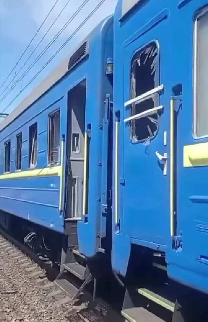 Удар по Дніпру, пошкодження потягу "Одеса – Запоріжжя": 10 пасажирів, зокрема троє дітей, звернулись до лікарень