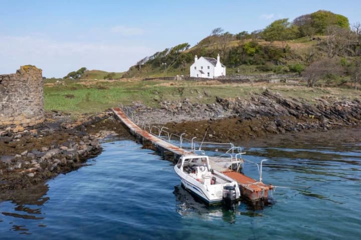 Шотландська родина виставила на продаж острів із замком, на якому жила 80 років