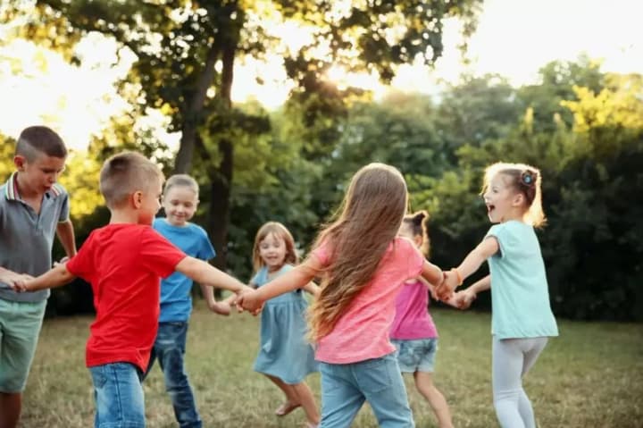 Детей, эвакуированных за границу, разрешили передавать под опеку – Минсоцполитики