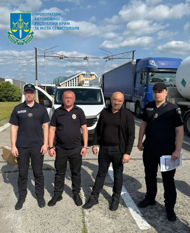 Підозрюваних у збуті фальшивих доларів екстрадували з Німеччини до України 