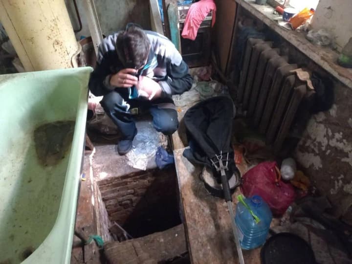 На Харківщині жінка тримала у будинку дев'ять собак, одну з них на пів року закрила у погребі