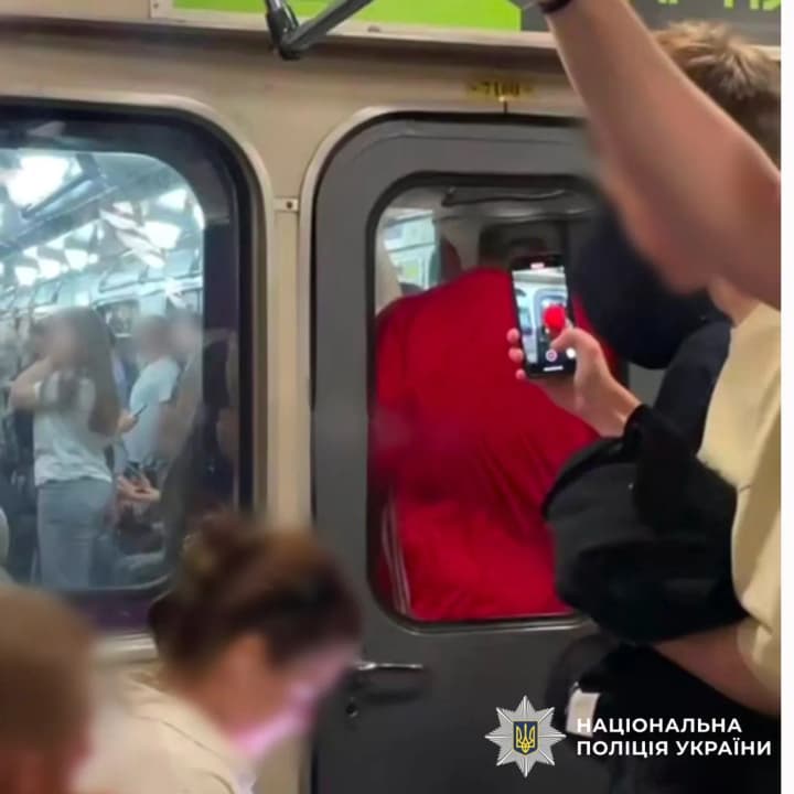 У Києві поліція склала адмінпротокол на  49-річного “зачепера”, який катався між вагонами метро