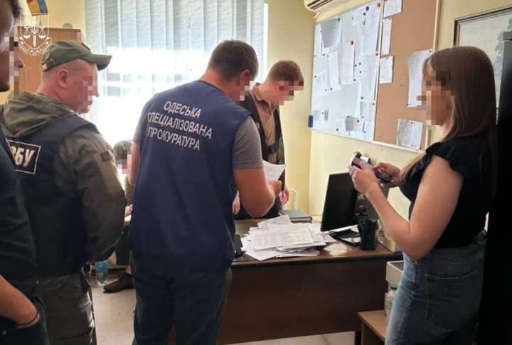В Одесі чотирьох офіцерів підозрюють у завданні збитків на 7,7 млн грн шляхом зарахування "мертвих душ" у ЗСУ