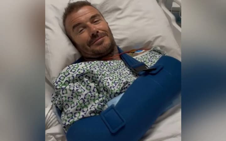 Дэвид Бекхэм перенес операцию на запястье после давней травмы, которая&nbsp;напоминала о себе "нестерпимой" болью