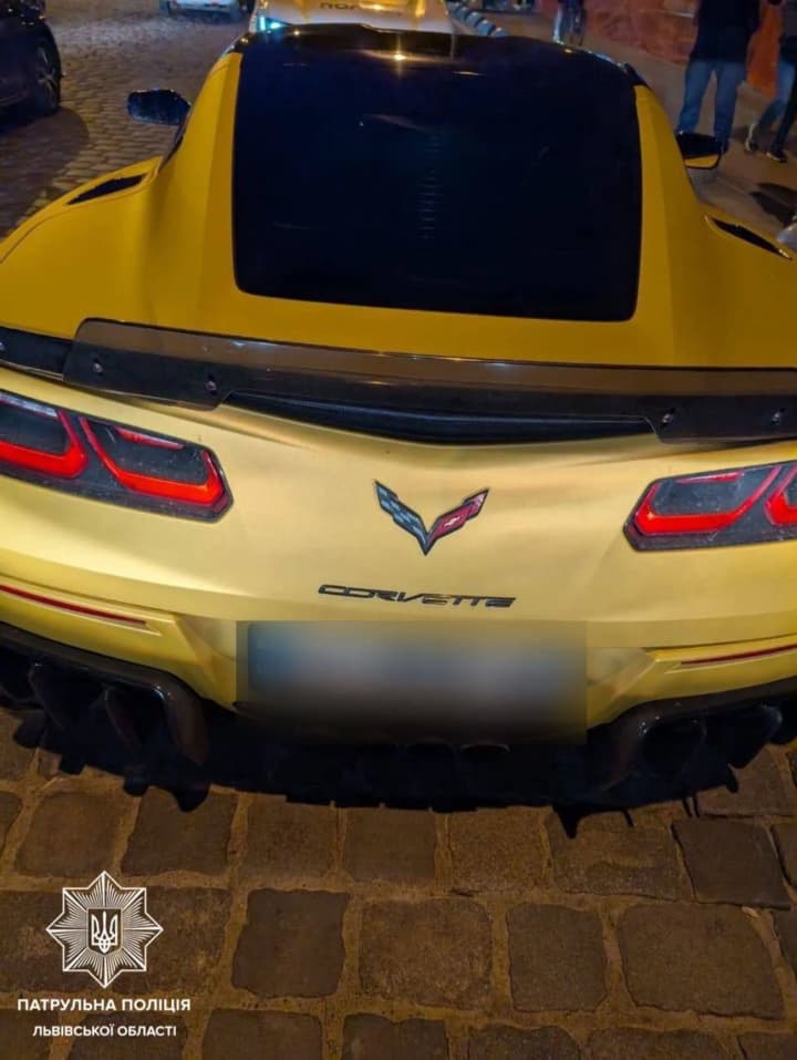 Влаштували дрифт у центрі Львова: поліція оштрафувала водіїв Corvette та Cadillac
