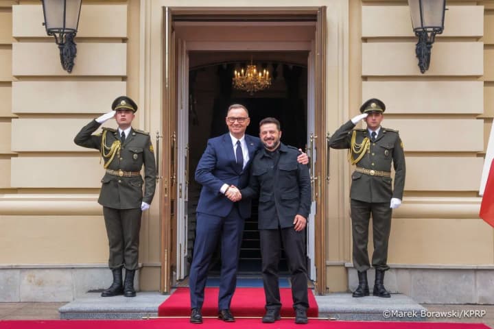 Будет способствовать построению братских отношений между странами: Дуда о разрешении Украины на эксгумационные работы