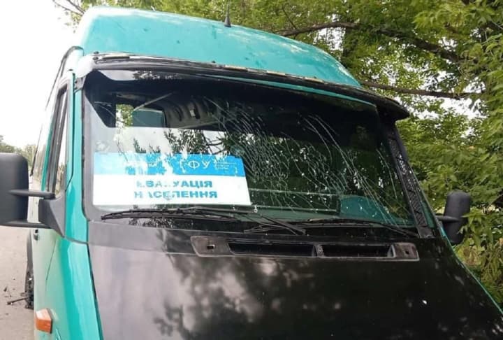 Россияне атаковали эвакуационный автобус в Днепропетровской области дроном-бомбардировщиком