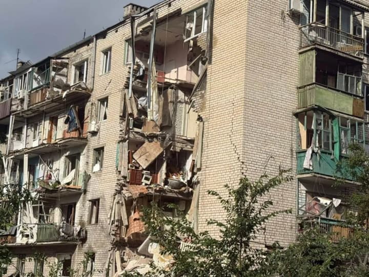 Occupiers struck Lyman in Donetsk region: residential buildings damaged, family with child wounded
