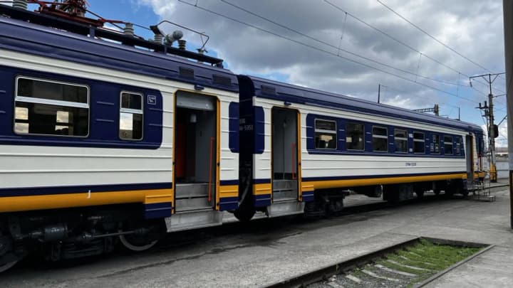 Пасажирські поїзди карпатського напрямку прямуватимуть із затримками: яка причина 