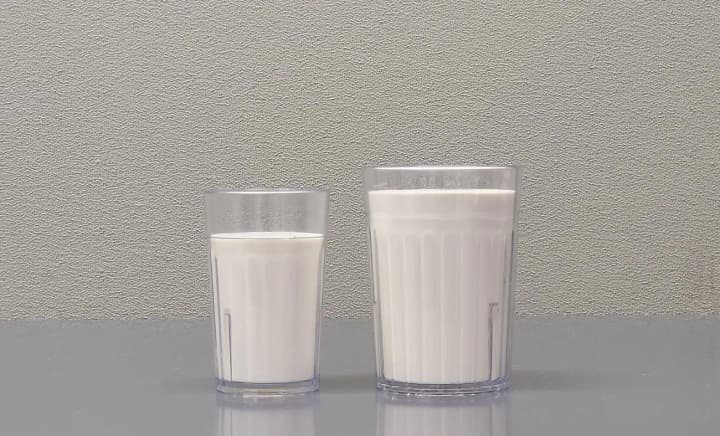 Масло дорожчає, молоко дешевшає: як змінилися ціни на молочні продукти за місяць