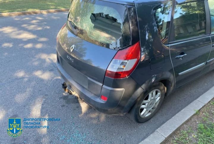 Ворожий обстріл Нікополя: 4 людей постраждали, пошкоджено будинки та авто