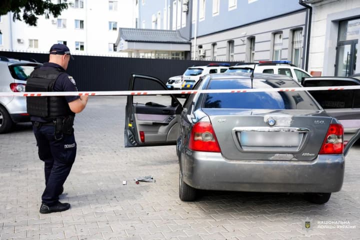 У Рівному нетверезий водій, тікаючи від патрульних, протаранив шлагбаум райуправління поліції