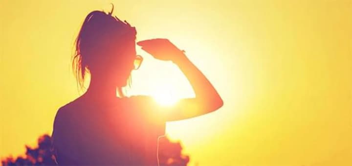 Аллергия на солнце: врач рассказал о симптомах и причинах