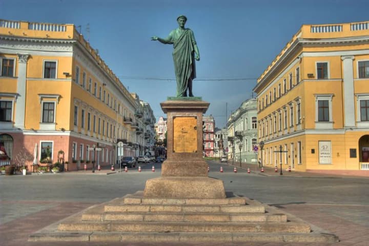 В Одеси внаслідок удару рф балістичною ракетою загинули дві людини, три зазнали поранень - ОВА