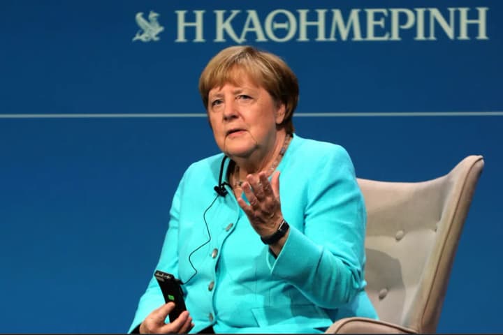 Меркель назвала Трампа шукачем уваги на презентації своїх мемуарів у Греції - Politico