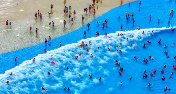 Китай оголосив кілька попереджень про спеку в одній частині країни та про паводки в іншій