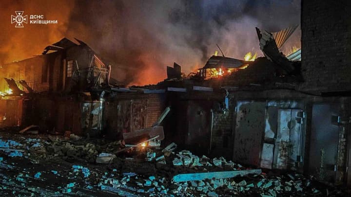 Ракетный обстрел Киевщины: жилой и промышленный секторы подверглись разрушениям (видео)