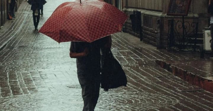 Rains will wash away the smoke after Russian attacks: Didenko's weather forecast