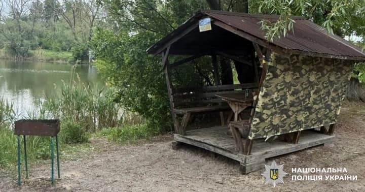 Незаконно зайняв землю біля озера та збудував альтанки для оренди: у Києві судитимуть винахідливого "підприємця"