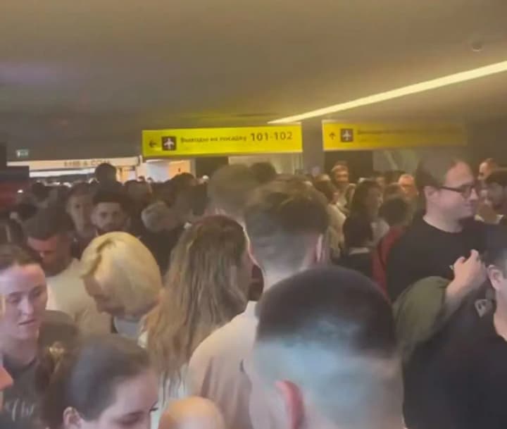 російські аеропорти паралізовані: сотні рейсів скасовано через загрозу дронів