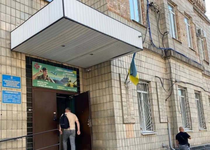 Окупанти поцілили по будівлі Кременчуцького районного ТЦК