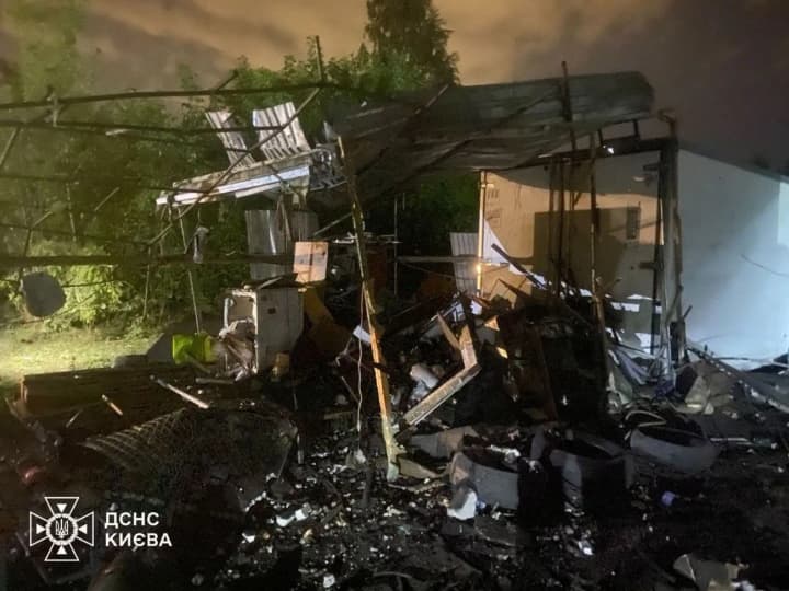 Нічна атака рф на Київ зачепила три райони: деталі