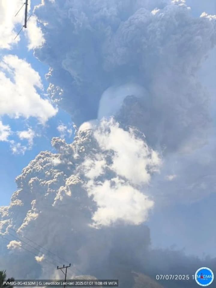 Volcano in Indonesia spewed an 18 km high ash plume: it affected flights