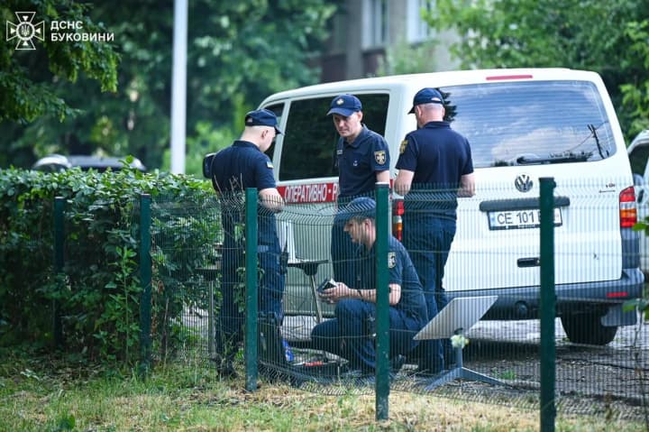 На Буковині рятувальники ліквідують наслідків негоди: 30 тисяч споживачів без світла, пошкоджено інфраструктуру