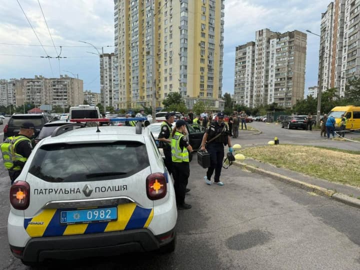 У Києві невідомий застрелив чоловіка посеред вулиці в авто: стрілка шукають