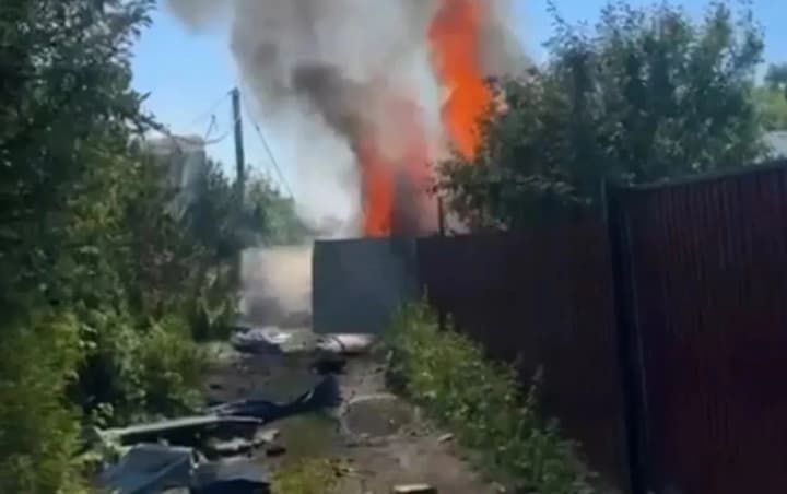 В РФ упал гражданский дрон: аппарат вызвал пожар частного дома в Казани