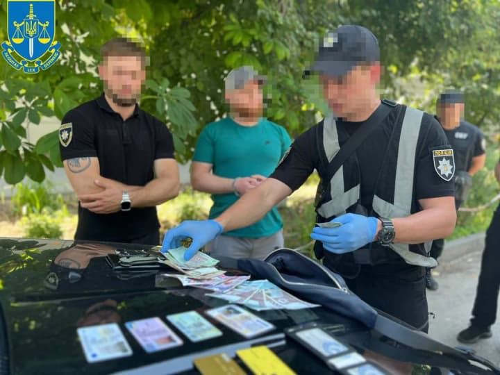 Вимагав гроші за оформлення допомоги родині загиблого захисника: затримано родича посадовця ТЦК