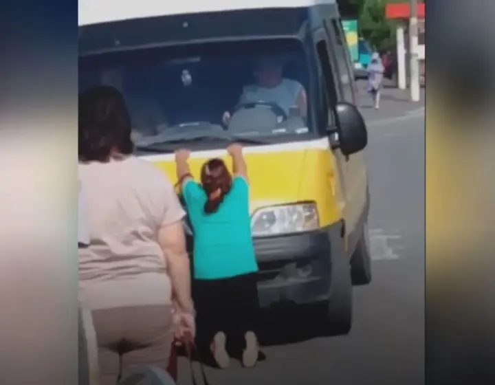 Жінка знепритомніла, намагаючись зупинити автобус ТЦК на Харківщині: поліція розпочала розслідування