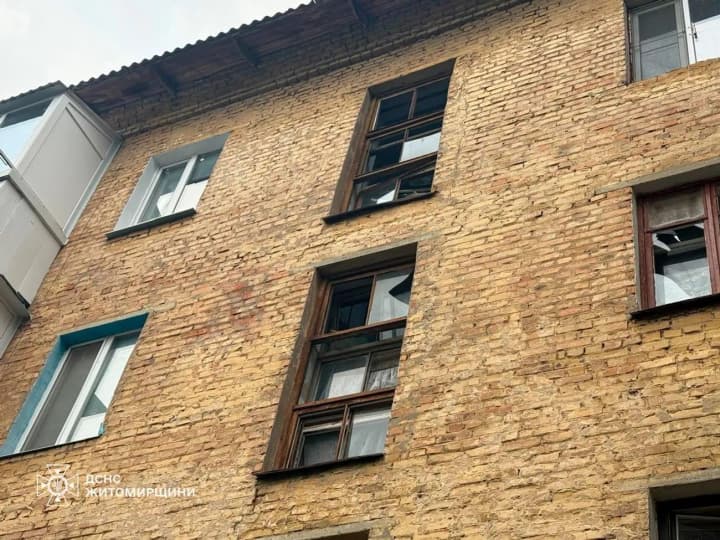 На Житомирщині загасили пожежі після нічної атаки рф: показали наслідки