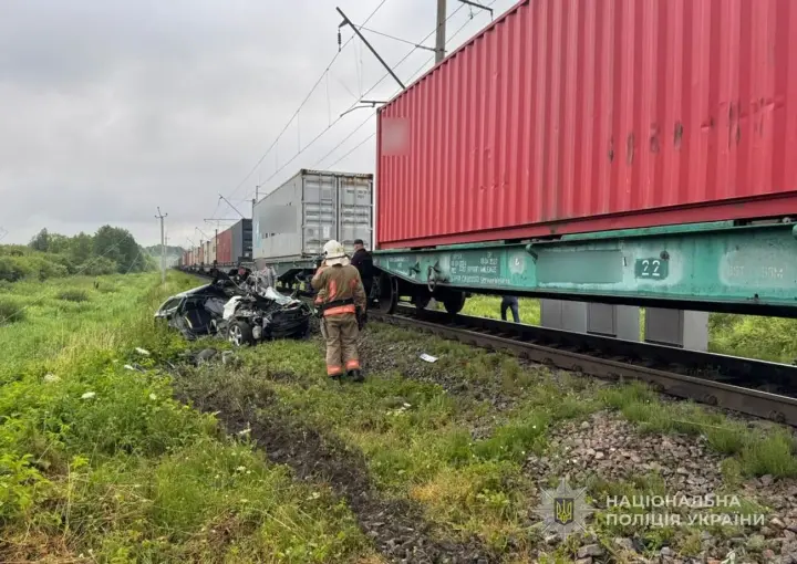На Волині авто зіткнулося з вантажним потягом на переїзді: загинув 19-річний водій
