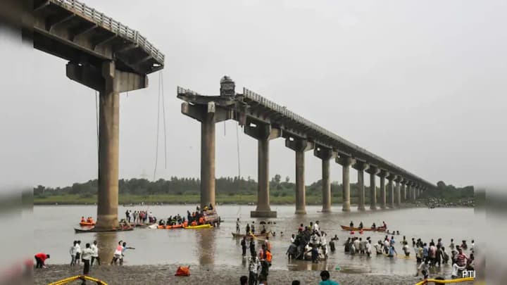 Bridge collapses in India: nine dead, cars fall into river