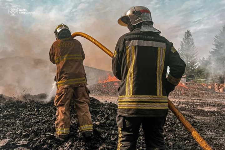 Large-scale fire in Kyiv region extinguished after night attack by Russia: new footage shown