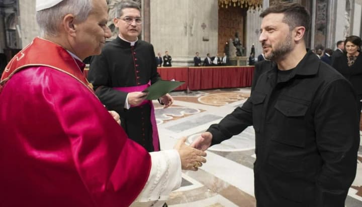 Понтифік підтвердив Зеленському готовність Ватикану прийняти представників України та рф для можливих переговорів